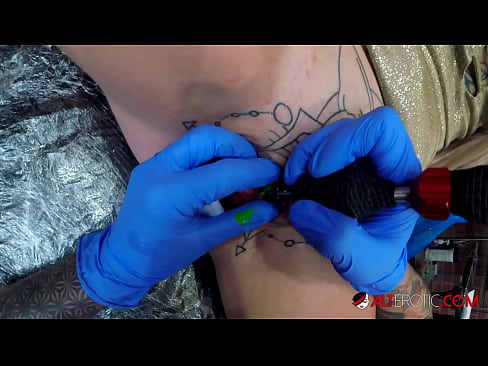 ❤️ Ekstrèmman tatoue hottie Sully Savage te fè yon tatoo sou klitoris li ☑ Fucking nan pònografi ht.myinvest.top ❌